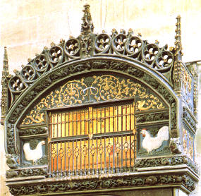 Hornacina en la Catedral de Santo Domingo de la Calzada en La Rioja, donde permanece viva la tradición del gallo y la gallina.