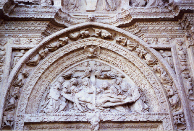 Descendimiento de Jesús en la portada del monasterio de la Piedad de Casalareina (La Rioja)