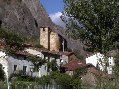 San Pedro de Cuevas, s. XV-XVI, Anguiano (La Rioja), de camino hacia el santuario de la Valvanera en los montes Distercios y muy cerca de Nájera.