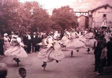 En Anguiano, La Rioja, los danzadores con zancos bailan ante la imagen de María Magdalena durante la procesión por las calles de la villa. Dicha imagen aparece en una encina el año 900, según la tradición.