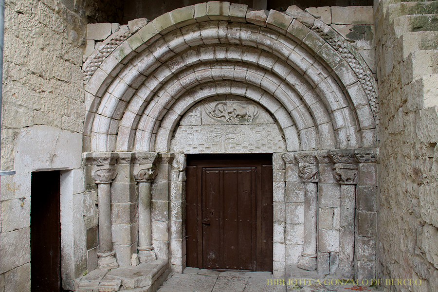 San Miguel de Cornezuelo (Burgos). Portada romnica : guerrero luchando con un len y rbol de la vida debajo.