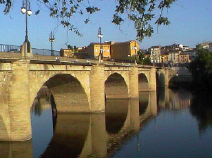 La presencia de los francos en La Rioja es inseparable de la historia de las peregrinaciones. Por el "puente de piedra" de Logroño sobre el río Ebro sigue discurriendo el "iter francorum". 