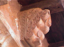 Modillón de rollo bajo la cornisa del tejado del Monasterio de Suso (La Rioja) Elemento decorativo característico del arte mozárabe.