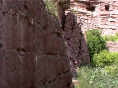 Lienzo de la muralla norte que entronca con el farallón de roca del cerro Malpica