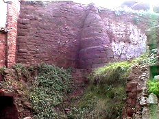 En la cárcava entre el El Castillo y Malpica muralla y contrafuerte cercanos a Sta.María La Real.