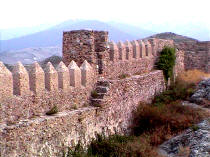 Muralla del castillo de Clavijo; al fondo el paso de Piqueras desde Soria