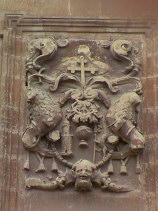 Escudo en el que aparece el emblema de la orden de la Terraza,sito en la plazoleta de entrada al monasterio de Santa María la Real