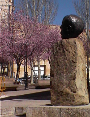 Soria a Antonio Machado, dice el pie del monumento.