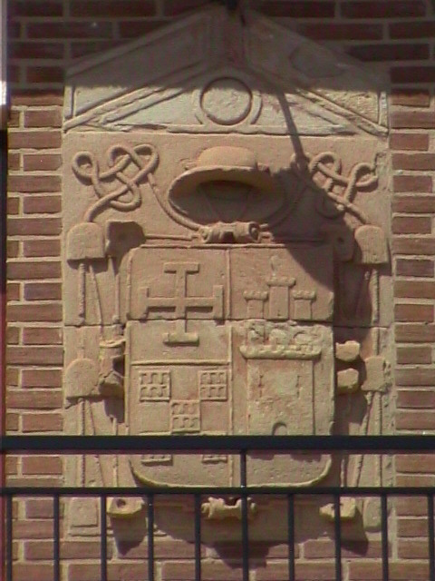 Antiguo escudo en nueva fachada