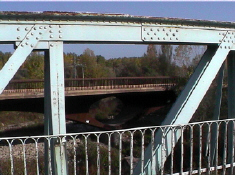 Puente de Hierro, y al fondo el puente actual.