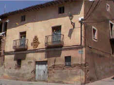 Casona frente a la Iglesia y en la Plaza 