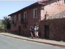 Los romeros siguen el camino jacobeo hacia Santo Domingo de la Calzada