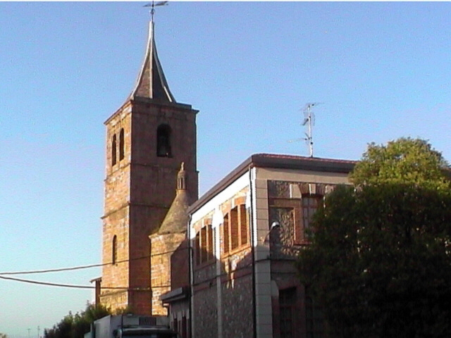 ante la iglesia, la Casa de la Cultura "Cardenal Martinez Somalo"