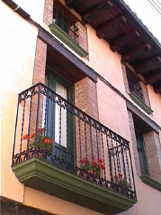 edificio restaurado con balcones de forja