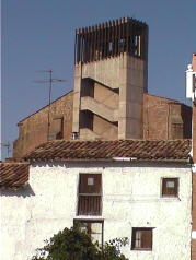 Moderno campanario de la Iglesia Parroquial dedicada a San Martin