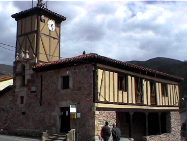 Ayuntamiento de Canales de la Sierra;junto al reloj el Papamoscas