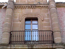 Balcón central del a fachada del palacete.
