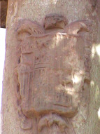 Escudo de Carlos I situado en el cuerpo de rollo