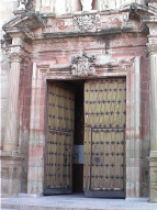 puerta principal de la iglesia