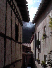 El olor a madera de haya de las chimeneas de Pedroso