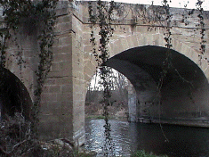 Puente sobre el ro Najerilla en la N-232 a la entrada de Torremontalbo