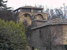 La torre junto a la capilla y campanario. Vista de su lado Oeste