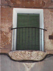 Balcón con pedestal aconchado