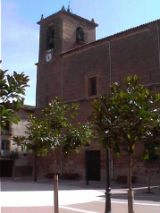 Plaza del pueblo entre la Iglesia y Ayuntamiento