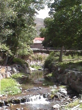 río que atraviesa el valle