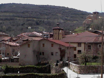 Vista general de la villa; al fondo la torre del Ayuntamiento, y en la parte superior derecha la ermita de San Cristobal