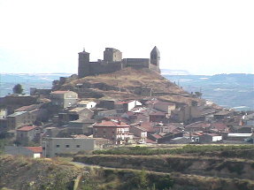 San Vicente de la Sonsierra. En lo alto la fortaleza por su flanco noroeste