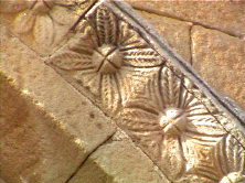 Detalle geométrico-vegetal de la portada principal.