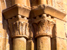 Capiteles con motivos vegetales de la portada oeste.