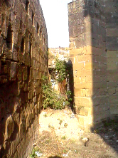 Interior entre el lienzo de muralla y los sillares de la iglesia.