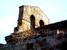 En primer  trmino lienzo de muralla, y al fondo espadaa