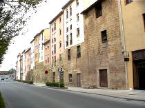 Junto al Ebro se erigen estos edificios aprovechando la muralla que defend�a el lado norte de la ciudad.