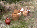 Botijo y cestas de mimbre para transportar el almuerzo.
