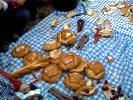 hogazas de pan y embutidos caseros para el almuerzo.