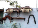 Aperos de tiro adornando la fachada de una casa de Castroviejo.