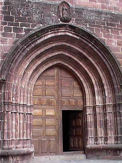 Puerta de entrada a la iglesia